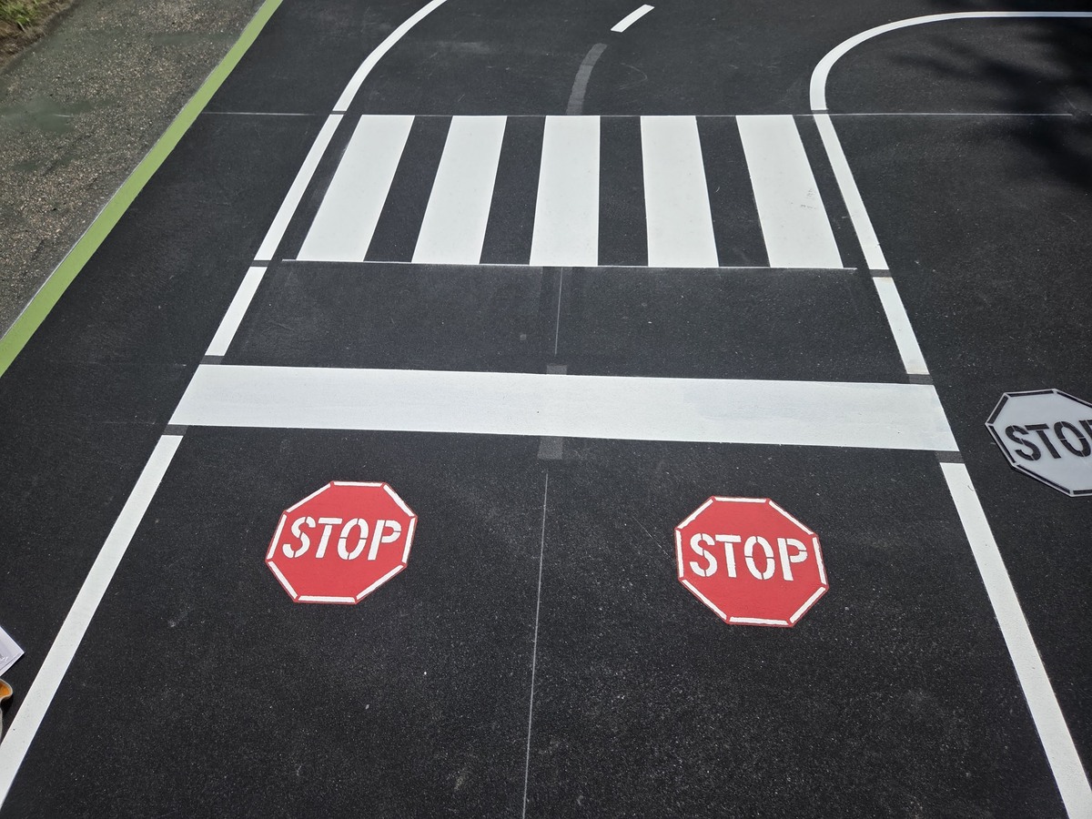 Detail: crosswalk and stop markings